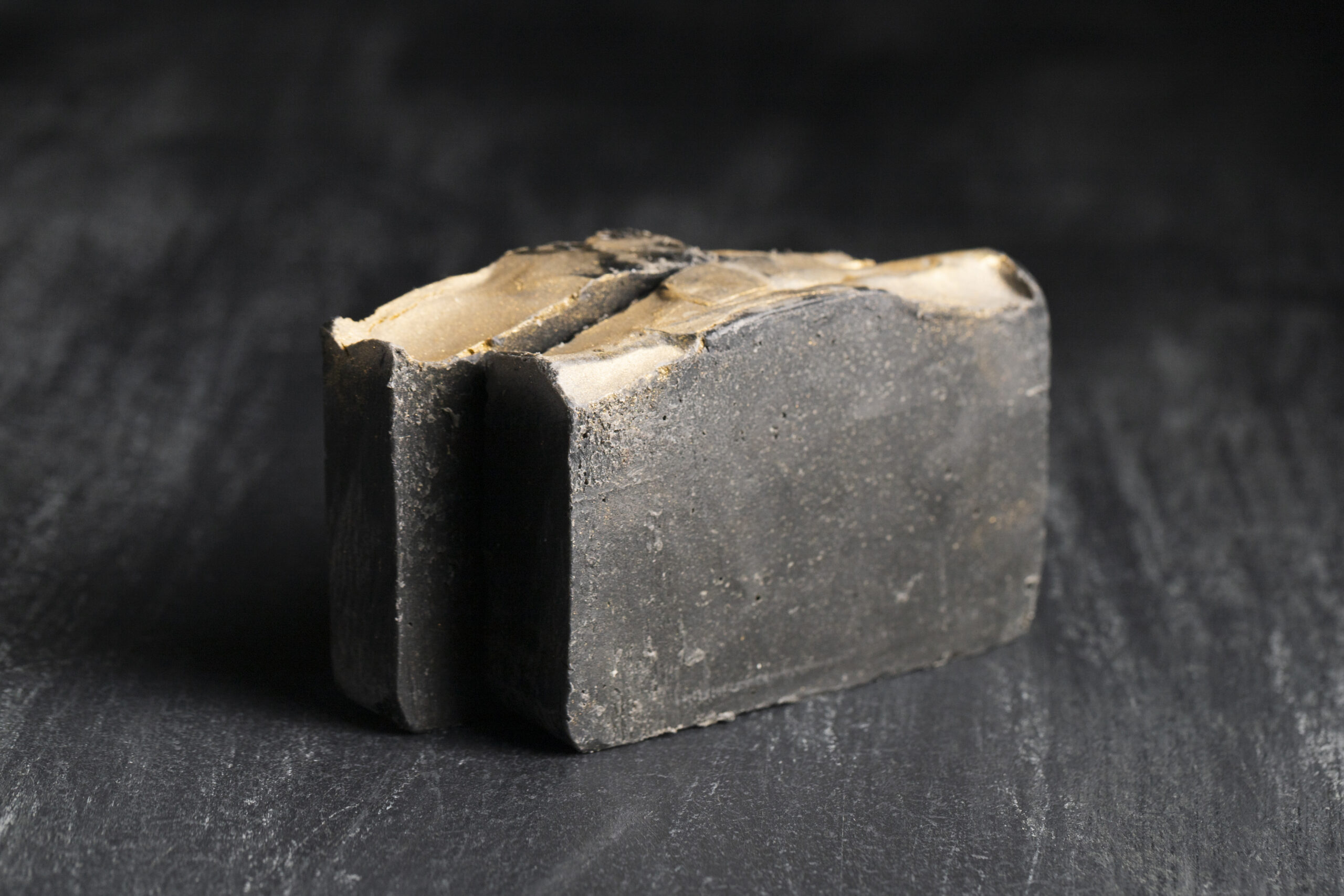 Desvende os Segredos da Natureza: O Sabonete de Lama Negra para uma Pele Impecável e Revitalizada