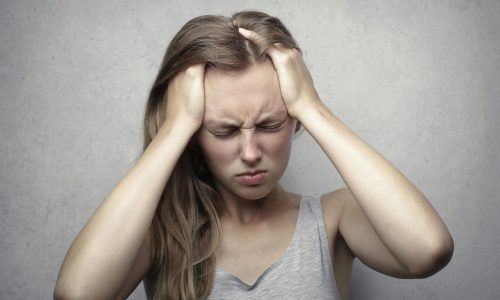 Alívio Natural para a Cabeça: Como Usar Óleos Essenciais para Dores de Cabeça e Enxaqueca