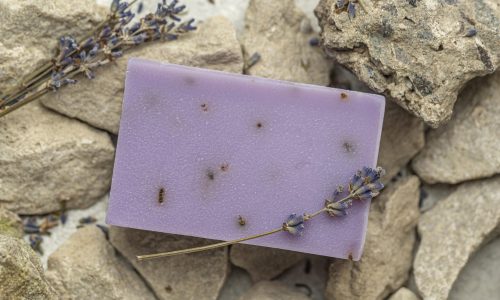 Acalme a Mente e a Pele: Descubra o Poder do Sabonete Artesanal de Lavanda e Camomila